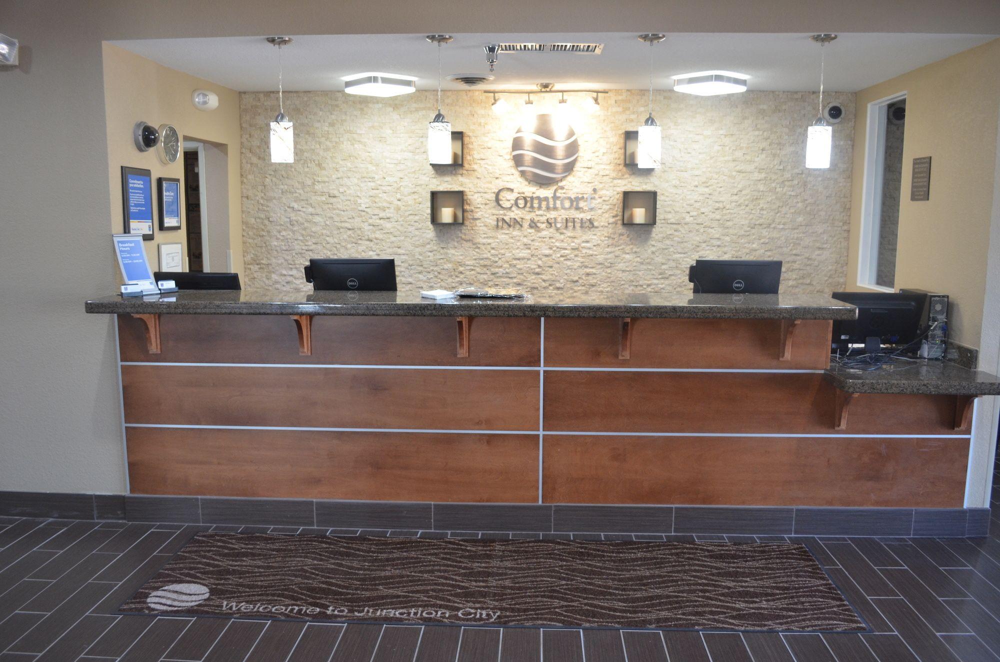 Comfort Inn & Suites Junction City - Near Fort Riley Екстериор снимка