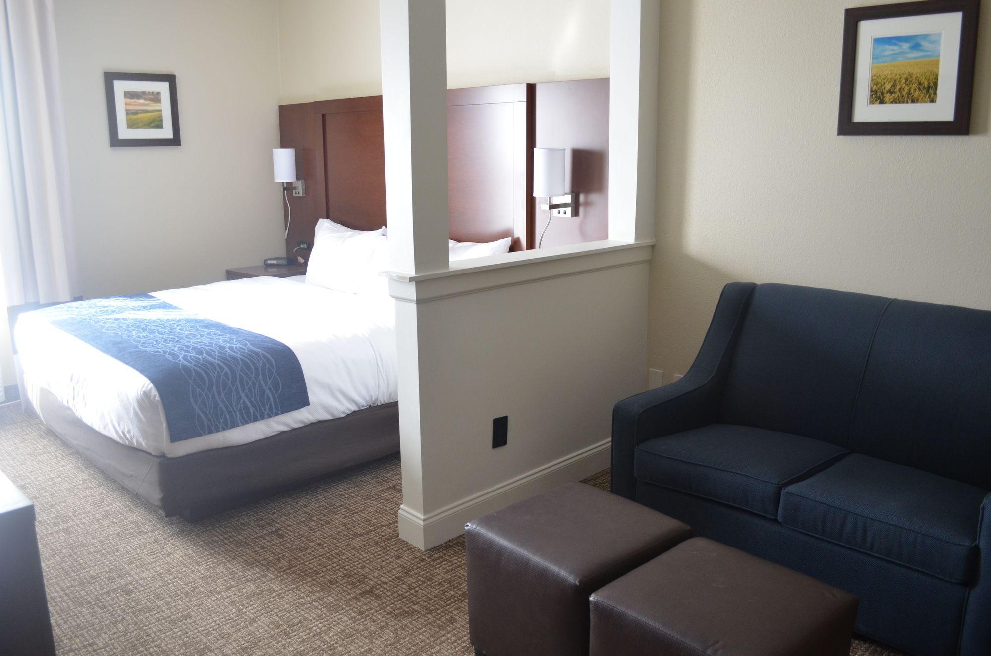 Comfort Inn & Suites Junction City - Near Fort Riley Екстериор снимка