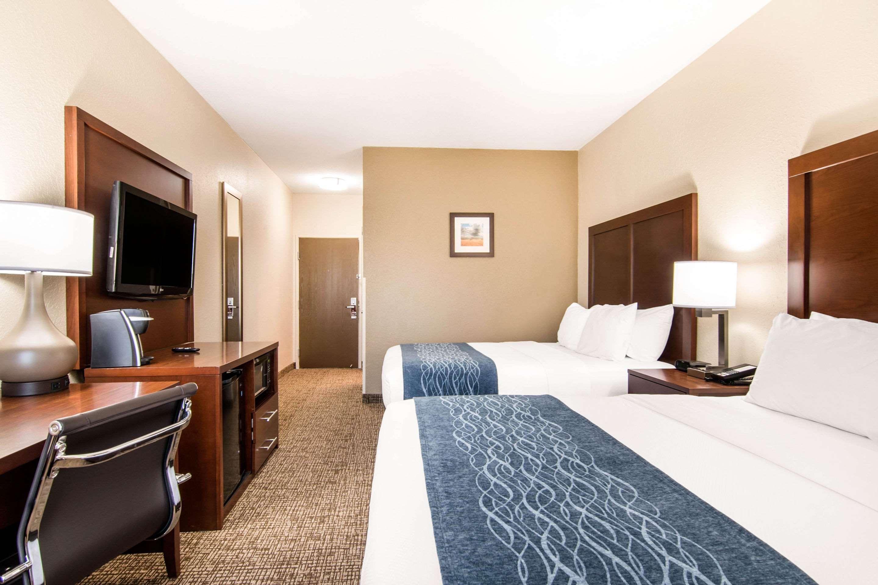 Comfort Inn & Suites Junction City - Near Fort Riley Екстериор снимка
