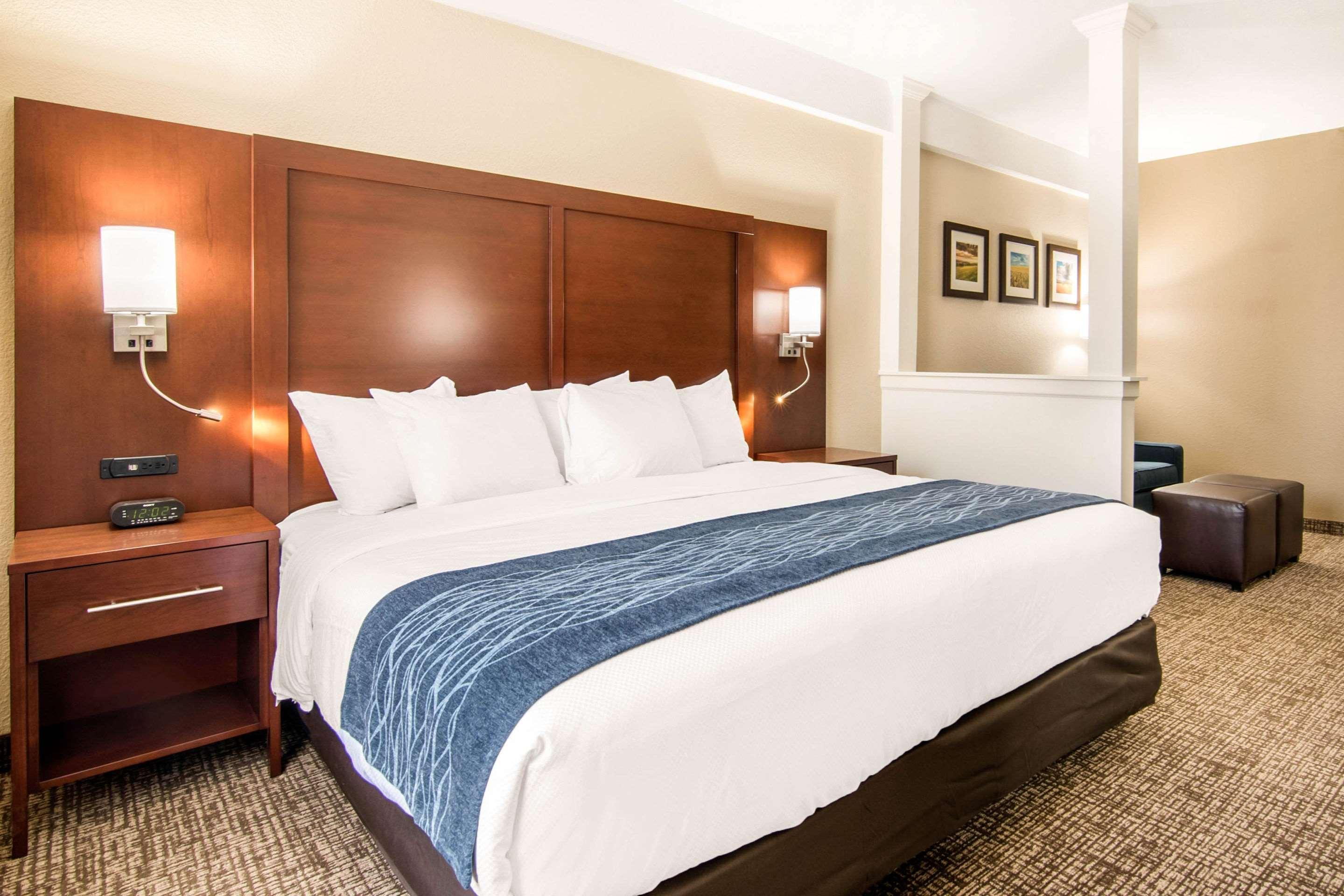 Comfort Inn & Suites Junction City - Near Fort Riley Екстериор снимка