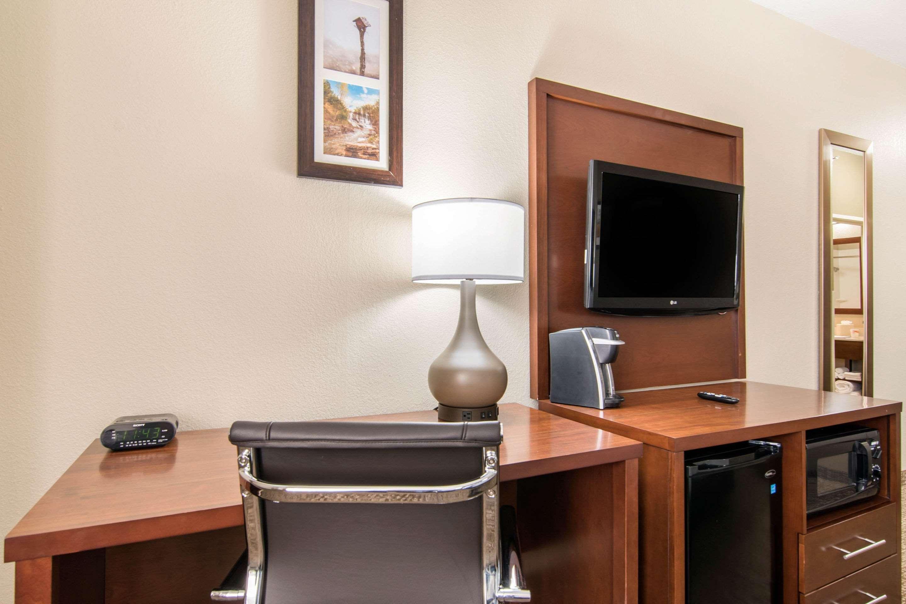 Comfort Inn & Suites Junction City - Near Fort Riley Екстериор снимка