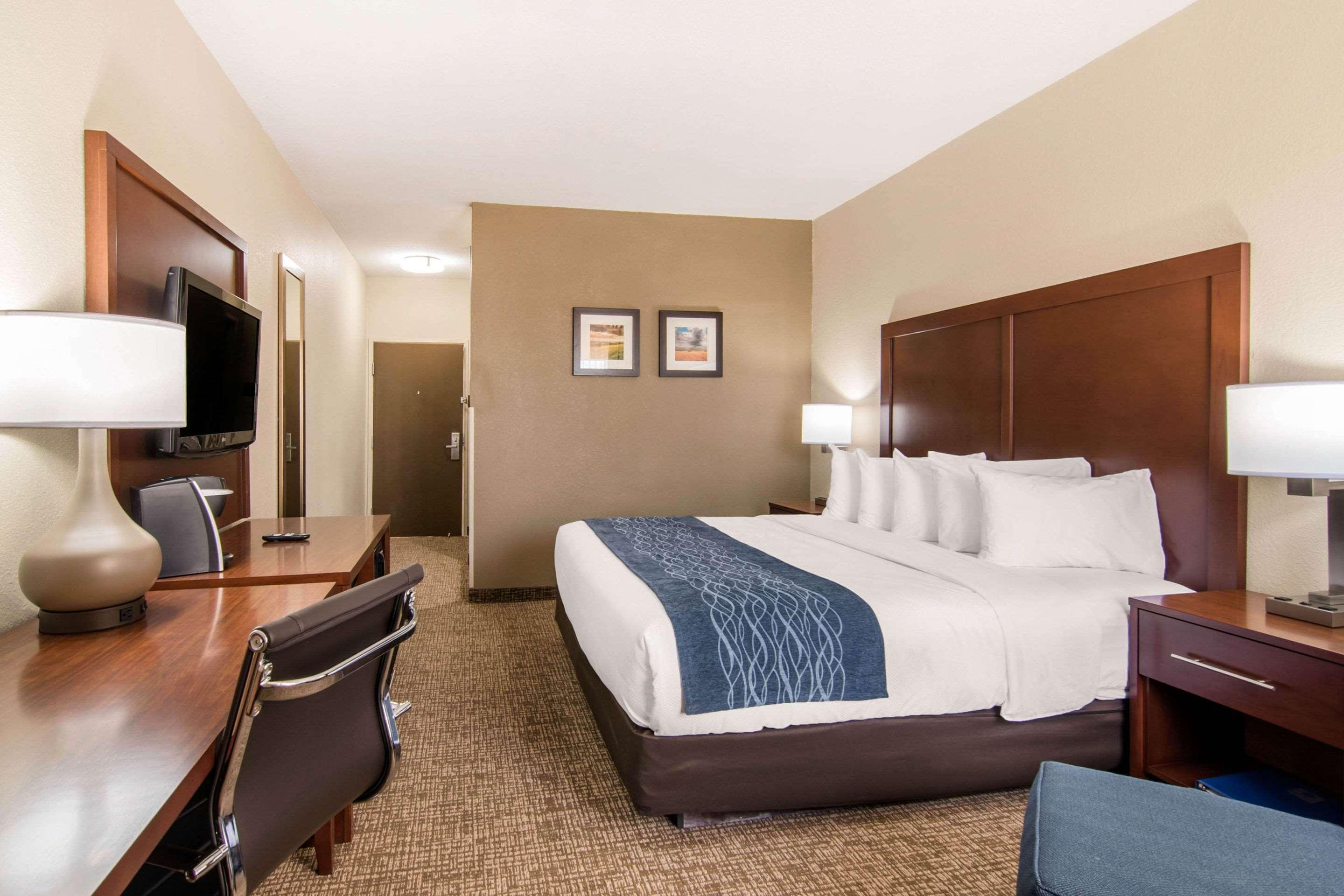 Comfort Inn & Suites Junction City - Near Fort Riley Екстериор снимка