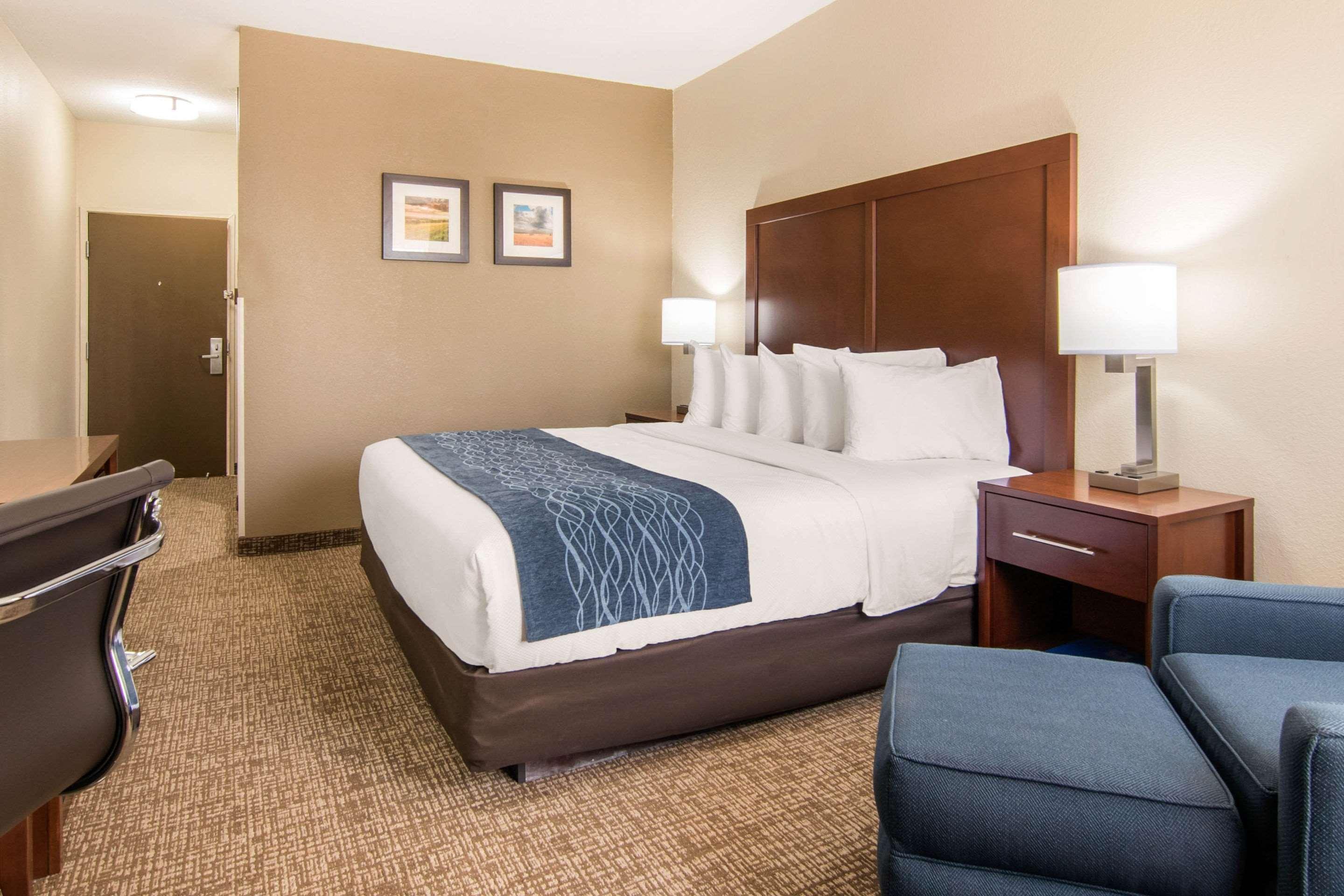 Comfort Inn & Suites Junction City - Near Fort Riley Екстериор снимка