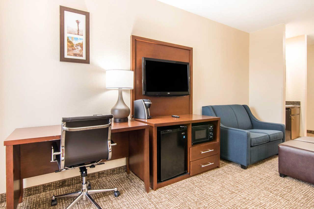 Comfort Inn & Suites Junction City - Near Fort Riley Екстериор снимка