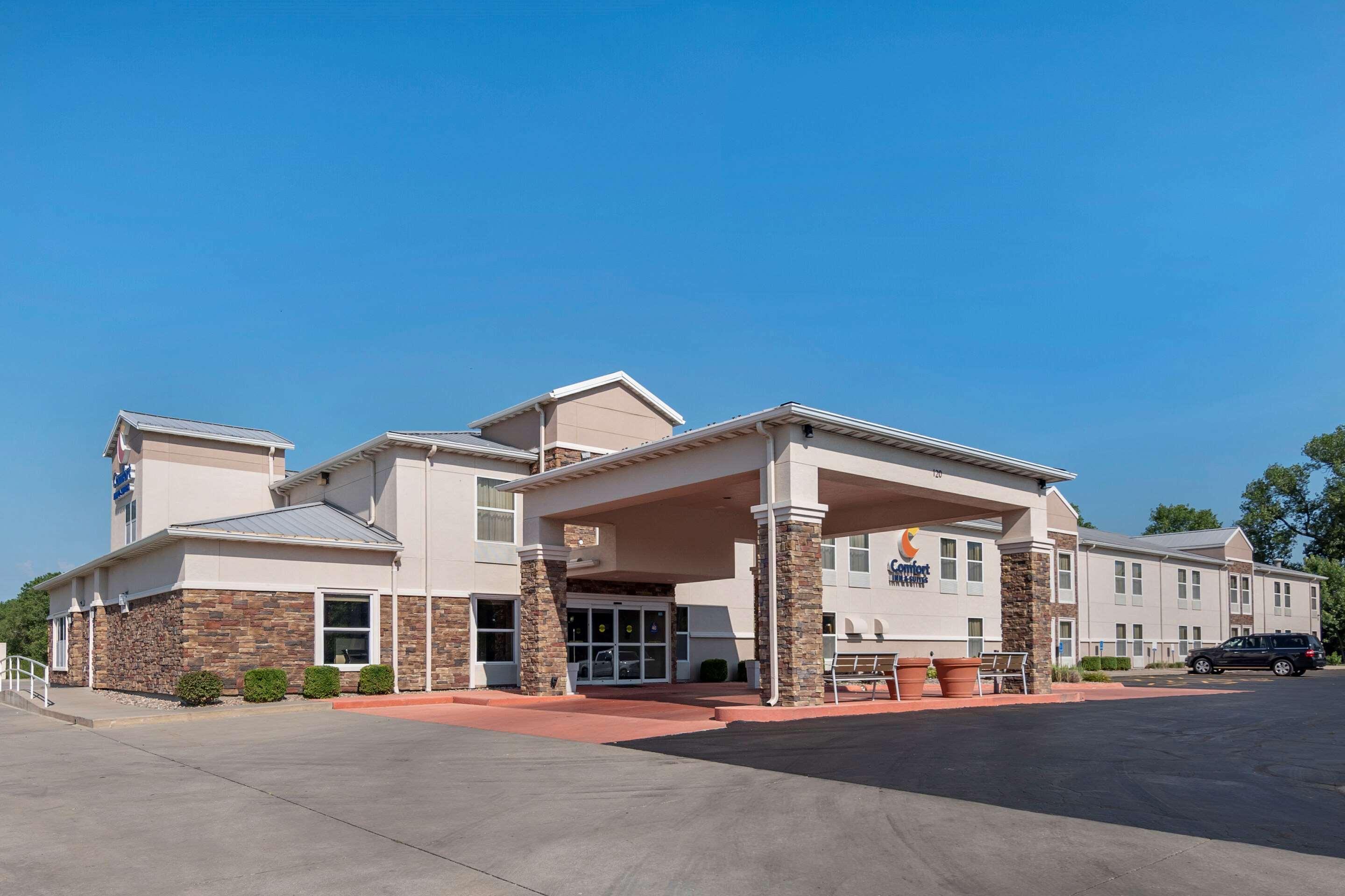 Comfort Inn & Suites Junction City - Near Fort Riley Екстериор снимка