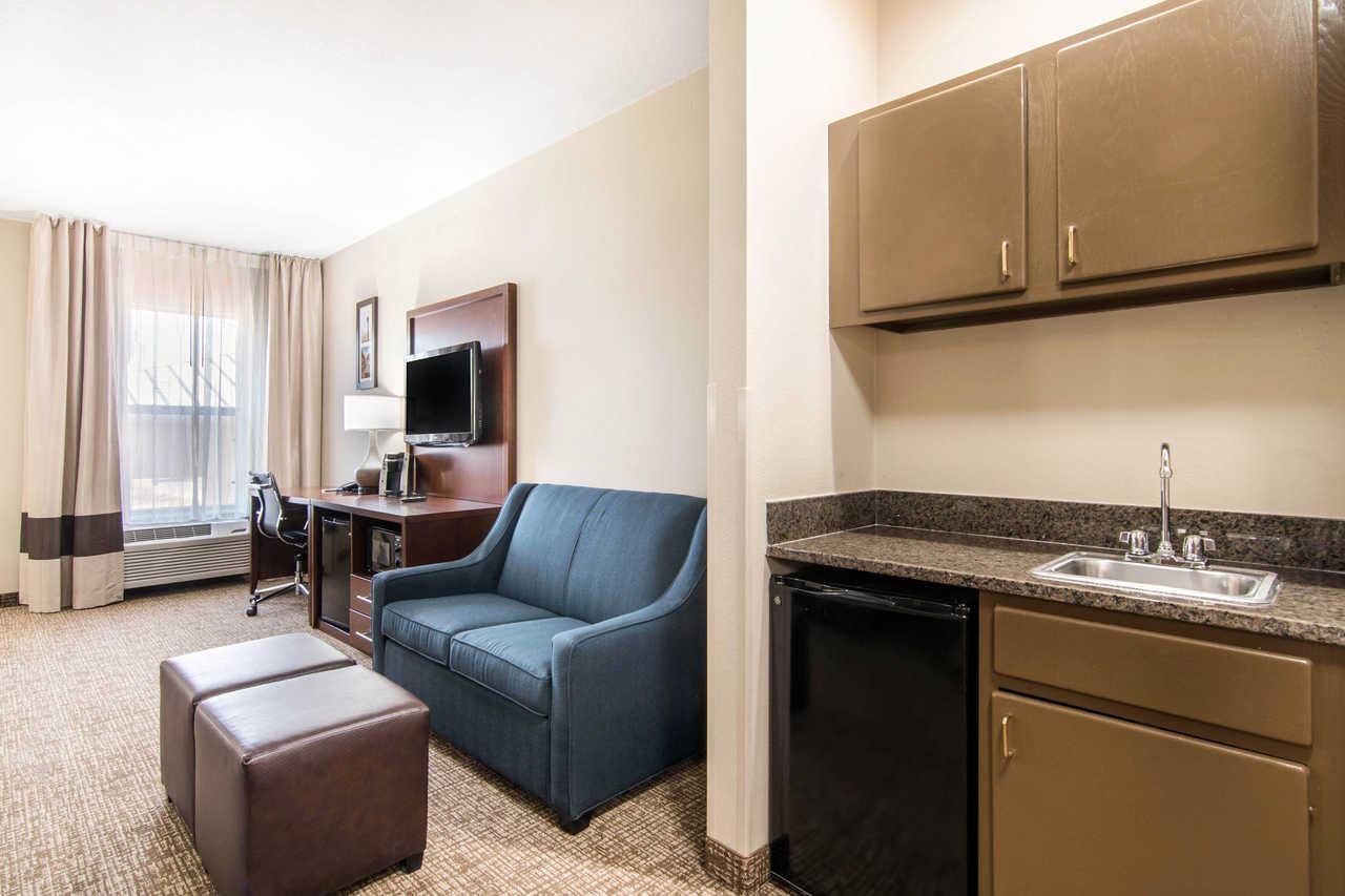 Comfort Inn & Suites Junction City - Near Fort Riley Екстериор снимка