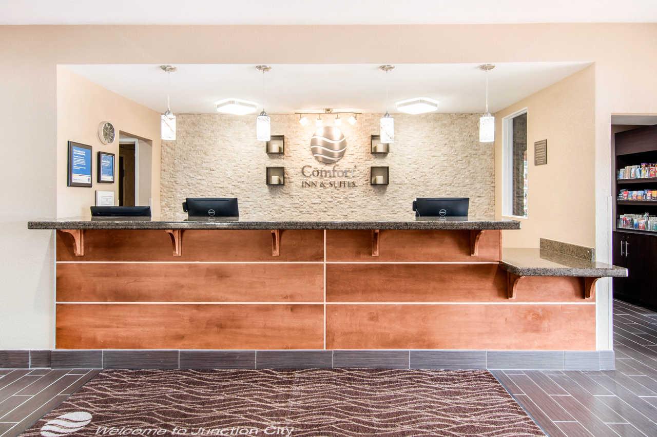 Comfort Inn & Suites Junction City - Near Fort Riley Екстериор снимка