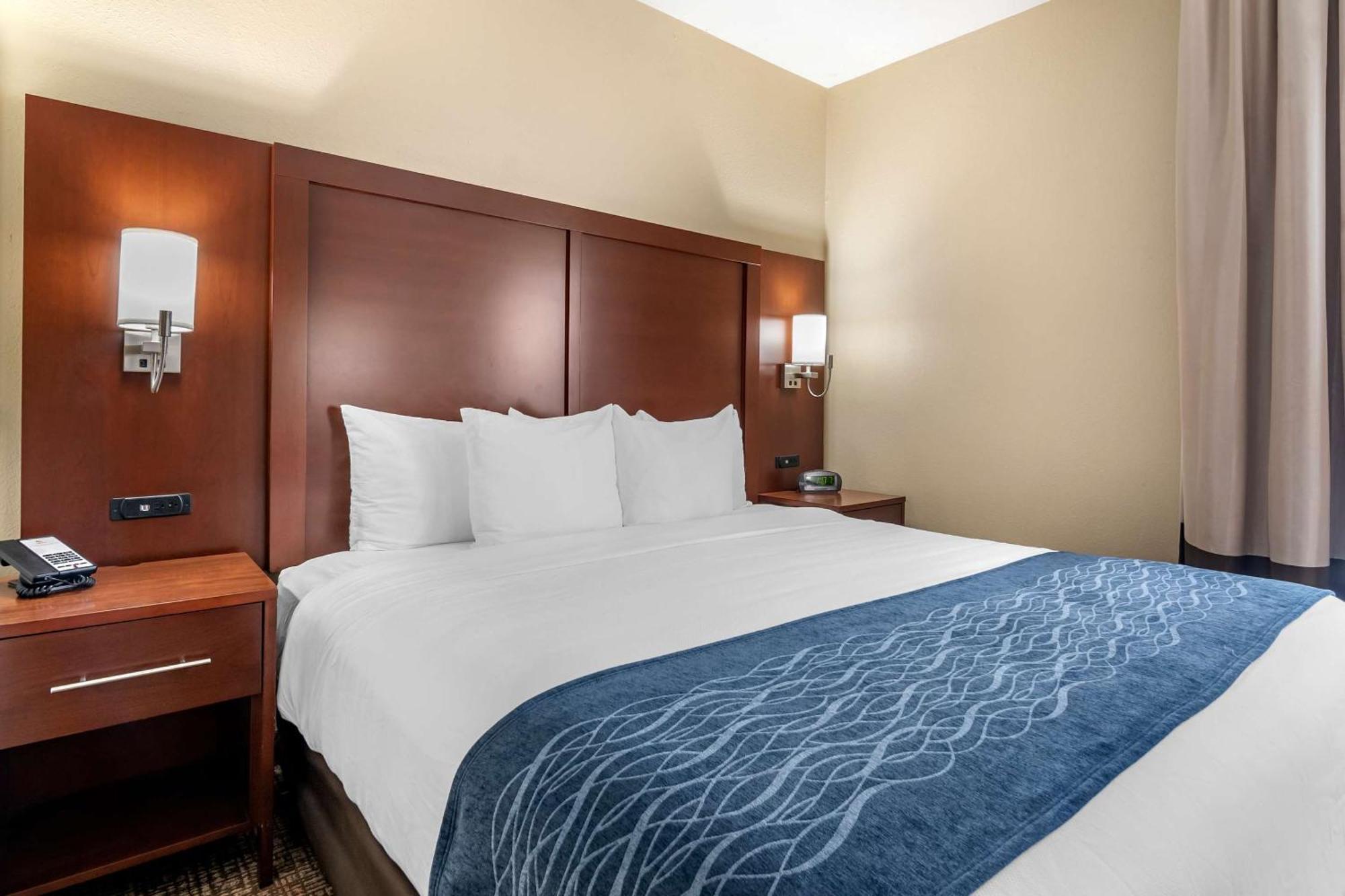 Comfort Inn & Suites Junction City - Near Fort Riley Екстериор снимка