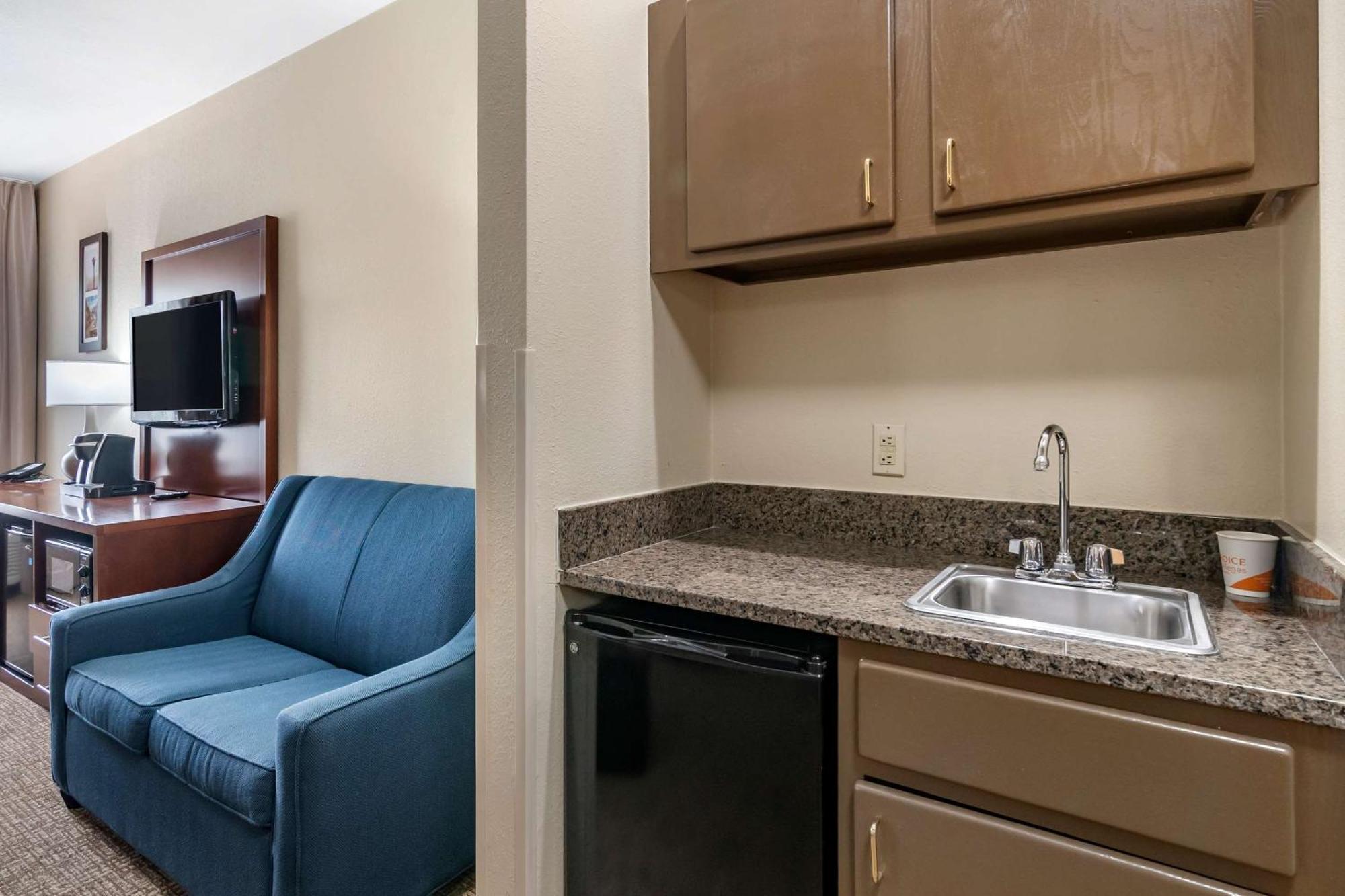 Comfort Inn & Suites Junction City - Near Fort Riley Екстериор снимка