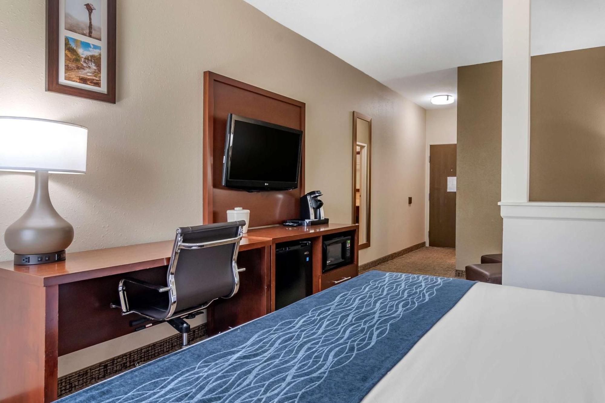 Comfort Inn & Suites Junction City - Near Fort Riley Екстериор снимка