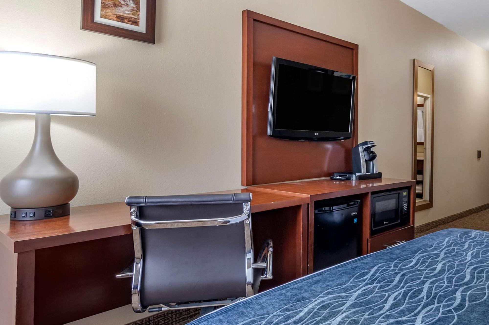 Comfort Inn & Suites Junction City - Near Fort Riley Екстериор снимка