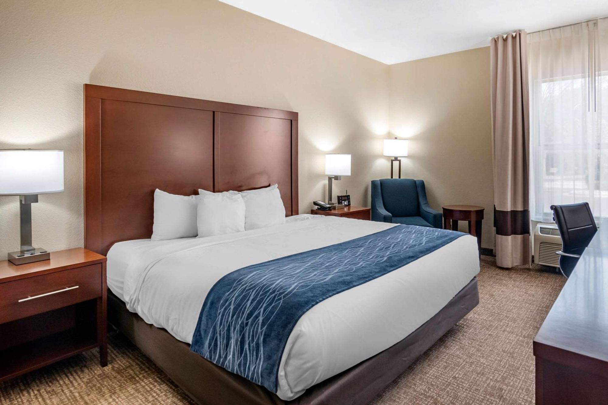 Comfort Inn & Suites Junction City - Near Fort Riley Екстериор снимка